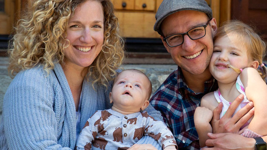Ryan Kasprzak y Lindsay Levine con sus dos hijos