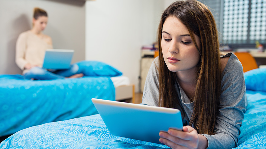 Dos estudiantes leyendo en el dormitorio de la residencia universitaria