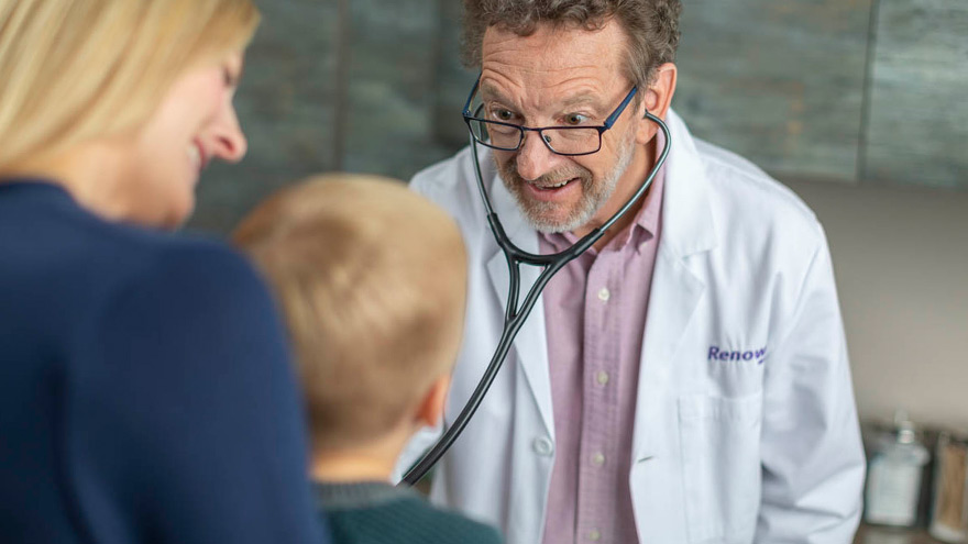 Proveedor de Renown Health examinando a un niño mientras su mamá mira