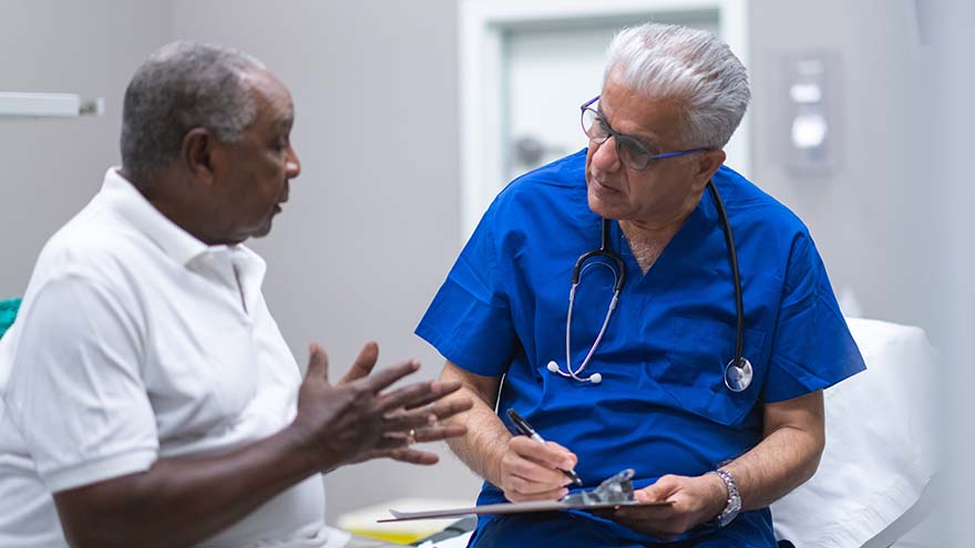 Paciente hablando con un proveedor médico