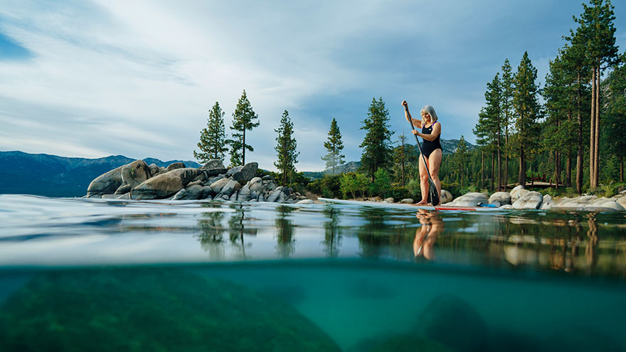Mujer practicando surf de remo en el lago Tahoe