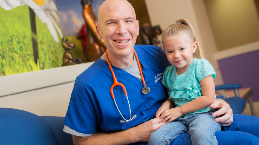  Joseph A. Gassen, MD, con un paciente pequeño en el Children's Hospital de Renown