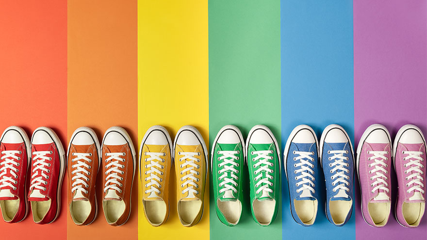 Zapatillas con los colores de la bandera arcoíris de la comunidad LGBT o del orgullo gay